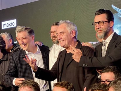 Ferran Adrià, Quique Dacosta y Joan Roca señalan con sus manos las tres estrellas. Detrás, Dani García sonriente.