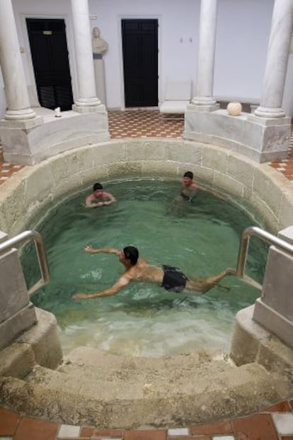 Tres turistas en el balneario de Carratraca (Málaga).