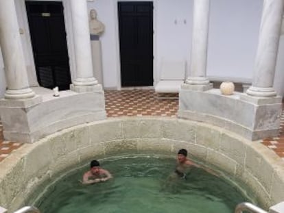 Tres turistas en el balneario de Carratraca (Málaga).