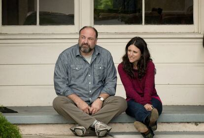 Cena de 'À Procura do Amor' (2013), com James Gandolfini e Julia Louis-Dreyfus.