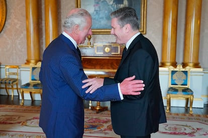 El rey Carlos III recibe en  Buckingham, tras llegar al trono,  al líder de la oposición, el laborista Keir Starmer, el sábado 10 de septiembre de 2022.