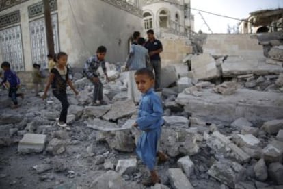 Unos niños juegan en medio de los escombros de una casa destruida por un ataque aéreo saudí perpetrado en Sanaa, Yemen, el pasado 8 de marzo.