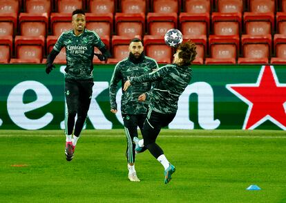 Militão, Benzema y Modric, en el entrenamiento de este lunes en Anfield.