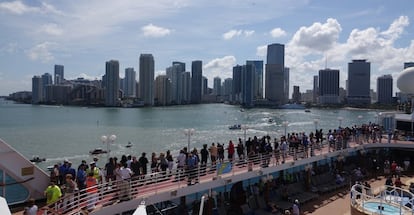 Pasajero a bordo del Adonia, con el skyline de Miami de fondo, antes de hacerse a la mar con dirección a Cuba.