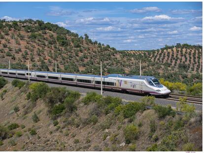 Un tren de alta velocidad recorre la línea que une Madrid y Barcelona, a su paso por Zaragoza.