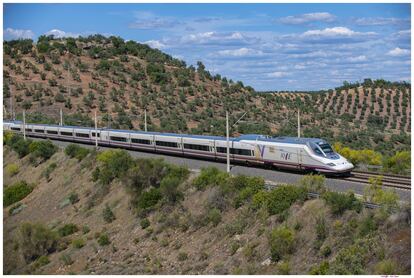 Un tren de alta velocidad recorre la línea que une Madrid y Barcelona, a su paso por Zaragoza.