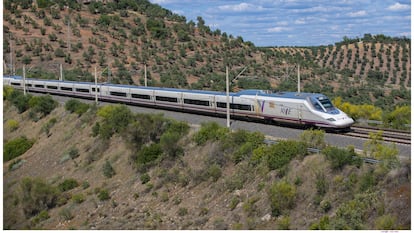 Un tren de alta velocidad recorre la línea que une Madrid y Barcelona, a su paso por Zaragoza.