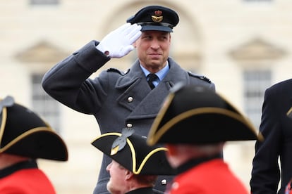 El príncipe Guillermo saluda a los veteranos en el Desfile de la guardia a caballo en Whitehall (Londres), el domingo 14 de noviembre de 2021.