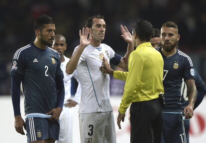 Godín gesticula ante el arbitro Sandro Meira Ricci.