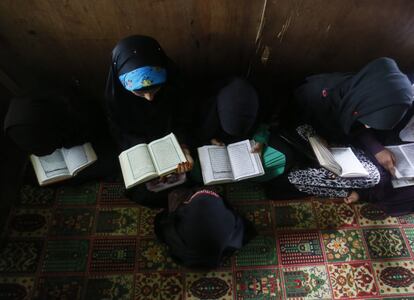 Un grupo de niños musulmanes de Cachemira asisten a las clases de recitación del Sagrado Corán durante el primer día del mes de ayuno, en Srinagar, el 7 de mayo de 2019.