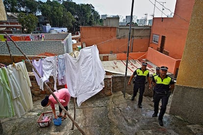 Los tres únicos policías del barrio. No actúan como tales, sino como mediadores sociales. Solo así son tolerados.