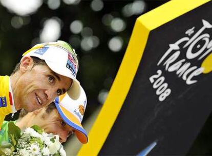 Sastre, junto a Óscar Freire, en el podio del último Tour de Francia.