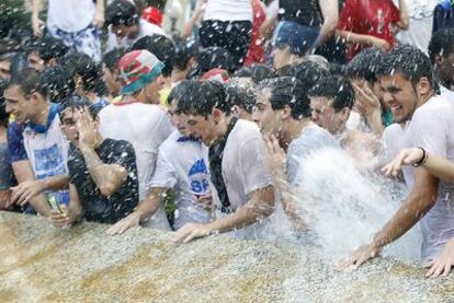 Cientos de jóvenes combatieron ayer las altas temperaturas registradas en Bilbao dándose un chapuzón en las fuentes públicas