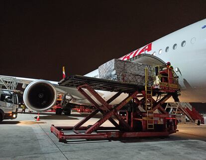 Avión de Iberia que participa en el corredor aéreo sanitario que traslada suministros sanitarios a España.