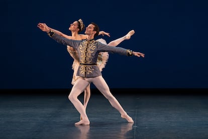 Jeremy Loup y Heloise Bourdon en la gala de aniversario.