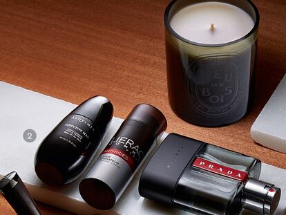 LISTOS PARA LA BATALLA URBANA
1. Feu de Bois Gris, de Diptyque. 68 euros/300 gramos (diptyqueparis.eu). Vela aromática, con una cálida fragancia amaderada.
2. Seductive Man,
de Alqvimia. 208 euros (alqvimia.com/es). Aceite corporal con maca andina, ingrediente que potencia la sensación vigorizante.
3. Fluido reparador-hidratante-alisador de Lierac. 42 euros (lierac.es). Reactiva los sistemas de producción de colágeno y reparación de la epidermis para prevenir la aparición y reducir los signos de la edad.
4. Luna Rossa Carbon, de Prada. 87,50 euros/100 mililitros (prada.com/es). Esta fragancia aúna el toque cítrico de la bergamota, la intensidad amaderada del pachuli y el ámbar seco del ambroxán.
5. Deluxe Stand, de Acqua di Parma. 575 euros (acquadiparma.com/es). Set de maquinilla (cuyas líneas ergonómicas garantizan un agarre estable y un afeitado de precisión) y brocha con cerdas de tejón y empuñadura de madera wengué.
6. Bol de afeitado + jabón enebro de L’Occitane. 37,50 euros (es.loccitane.com). Utensilio para los amantes del afeitado tradicional. El jabón está enriquecido con aceite esencial de enebro, que resulta calmante y vigorizante.