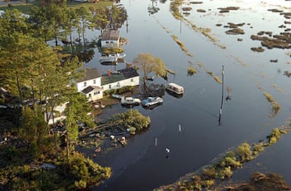 Vista aérea de las inundaciones en los alrededores de White Marsh (Virginia) tras el paso del huracán Isabel.