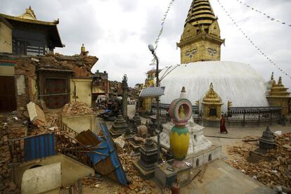 Un monje entre las ruinas en la zona de Swoyambhunath Stupa, un lugar patrimonio mundial de la UNESCO, el 28 de abril de 2015.