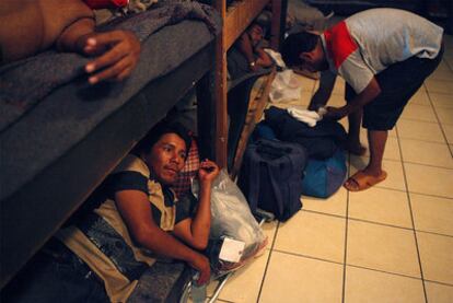 Varios inmigrantes indocumentados descansan en el refugio San Juan Bosco en Nogales, en el Estado mexicano de Sonora.
