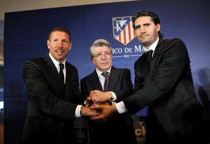 Diego Simeone (izquierda) el día de su presentación como técnico colchonero en 2011, junto al presidente Enrique Cerezo (centro) y el antiguo director deportivo, José Luis Pérez Caminero (derecha).