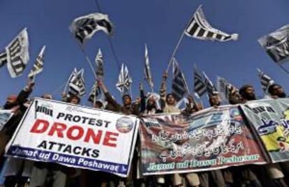 Imagen de varias personas en Pakistán que corean consignas durante una manifestación contra ataques de aviones espía estadounidense. EFE/Archivo