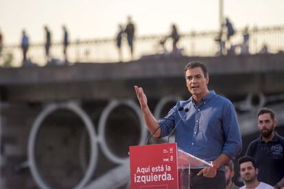 El candidato del PSOE a la Secretaría General del PSOE, Pedro Sánchez, durante su intervención en el acto de campaña de las primarias que tiene lugar en el Muelle de la Sal de Sevilla.