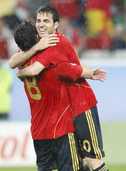 Xavi y Cesc celebran el cuarto gol de España.