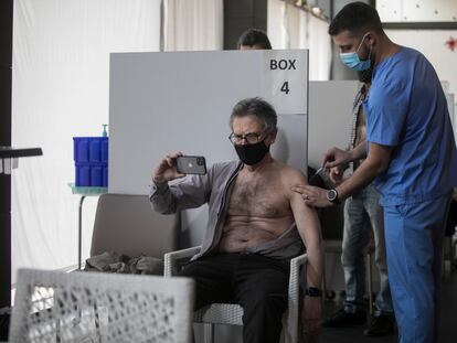 Un hombre recibe la vacuna en el Hotel Plaza de L'Hospitalet de Llobregat.
