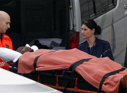 El portero Obilale es evacuado al hospital de Johanesburgo para recibir tratamiento médico.