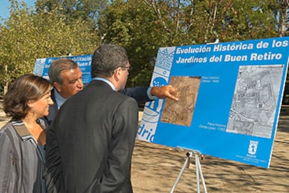 El alcalde de Madrid, Alberto Ruiz-Gallardón, y la concejala de Medio Ambiente, Paz González, visitan el parque del Retiro.