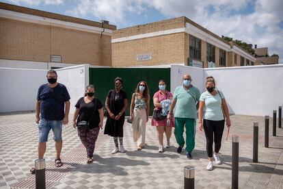 Padres y madres de alumnos del CEIP Cervantes, en la localidad sevillana de Dos Hermanas.