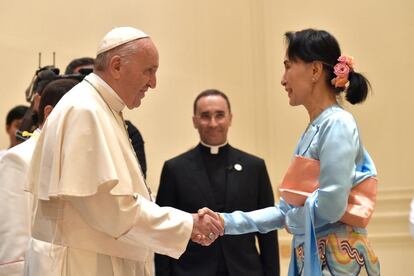 El papa Francisco da la mano a la líder de Myanmar, Aung San Suu Kyi, en Naypyitaw, el 28 de noviembre.