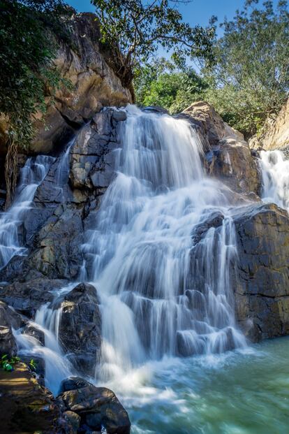 Las cascadas Handibhanga, Gundichaghagi o Bhimkund; los ríos Baitarani y Musala; el mirador natural Kanjipani Ghati, desde el que contemplar las ondulantes cadenas montañosa que despuntan de entre el bosque exuberante... El distrito de Keonjhar, en el Estado indio de Odisha, es un destino de naturaleza que se ha echado más de 4.200 millones de años encima con el descubrimiento, dentro de su territorio, del segundo circón datado más antiguo del mundo. Fue hallado en 2011 por un grupo de geólogos indios, malasios y chinos. Los circones son los minerales más antiguos conocidos de la Tierra, figuran entre los más abundantes en la corteza terrestre y conservan registros sólidos de las características químicas e isotópicas de las rocas en las que se forman. <br></br> Más información: kendujhar.nic.in