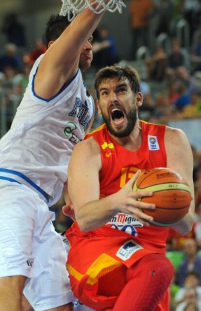 Marc Gasol entra a canasta ante Gentile.