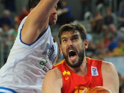 Marc Gasol entra a canasta ante Gentile.
