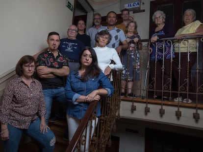 De izquierda a derecha y de arriba abajo, los vecinos del bloque de la calle Angostas de los Mancebos 2: Carmen, Piedad, Jesús, José Antonio, Maribel, Antonio, Michael, Roberto, María del Carmen, María Teresa y Aurora.