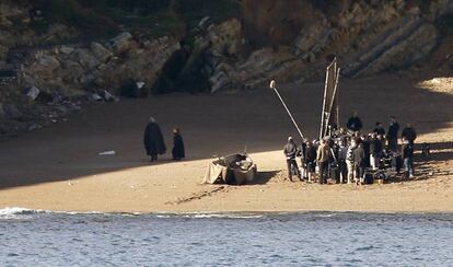 Los actores Peter Dinklage y Liam Cunningham, en el municipio vizcaíno de Barrika (Bizkaia).