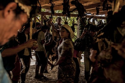 La celebración de la fiesta de la cacería esta acompañada de danzas y música constante. Al son de los tambores y la flauta las mujeres y hombres zapatean día y noche. Una celebración por la comida, la vida, la cultura y la autonomía. 