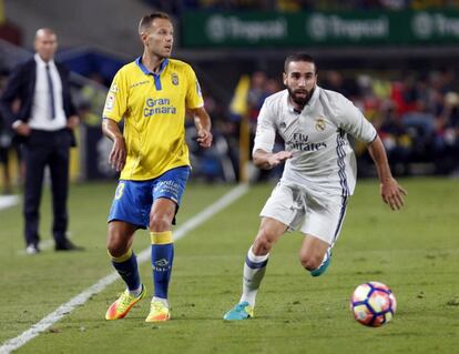 El defensa del Real Madrid, Daniel Carvajal (d), persigue el balón ante el jugador de Las Palmas, Dani Castellano.