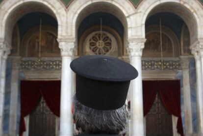 Un pope ante la catedral metropolitana de Atenas.