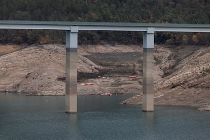 El embalse de La Baells en las inmediaciones de Berga (Barcelona) se encuentra al 25% de su capacidad por la sequía que afecta Cataluña.