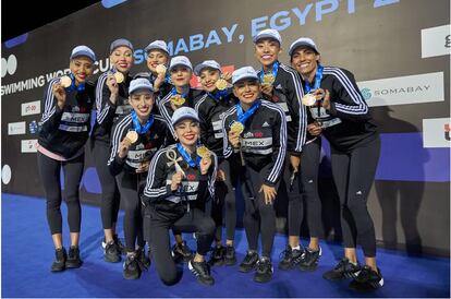 La selección de natación artística de México tras recibir la medalla de la prueba de nado acrobático.