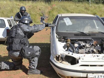 Exercício anti-terrorista das Forças Especiais brasileiras.