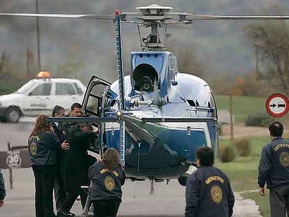 Agentes de la policía chilena ayudan a Alberto Fujimori a subir al helicóptero que lo condujo ayer al aeropuerto de Santiago.