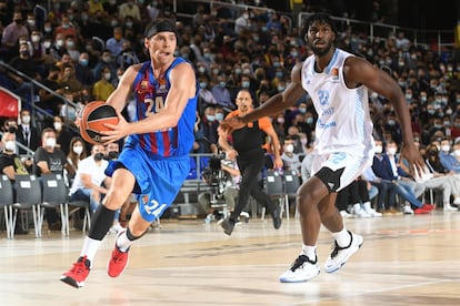 Kuric supera a Poythress durante el partido entre el Barça y el Zenit