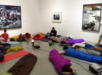 Jóvenes participantes en el campo de trabajo que se ha desarrollado en el Artium de Vitoria.