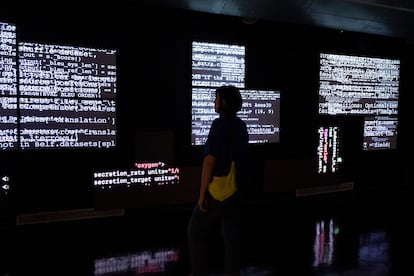 La exposición que se desarrolla en el Centro de Cultura Contemporánea de Barcelona (CCCB), conducida por el Barcelona Supercomputing Center, sobre la historia, las posibilidades creativas y los retos éticos y legislativos de la Inteligencia Artificial.
