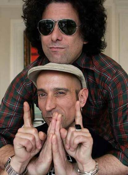 Andrés Calamaro (arriba) y Fito Cabrales.