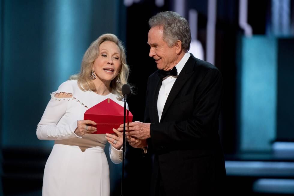 Faye Dunaway y Warren Beatty, durante el recordado momento de los Oscar con el sobre que contenía el título de la mejor película y no era 'La La Land'. 