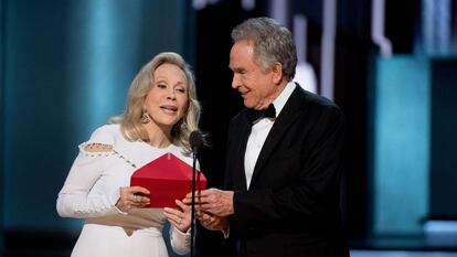 Faye Dunaway e Warren Beatty, durante a cerimônia de premiação do Oscar no Dolby Theatre, em Hollywood.